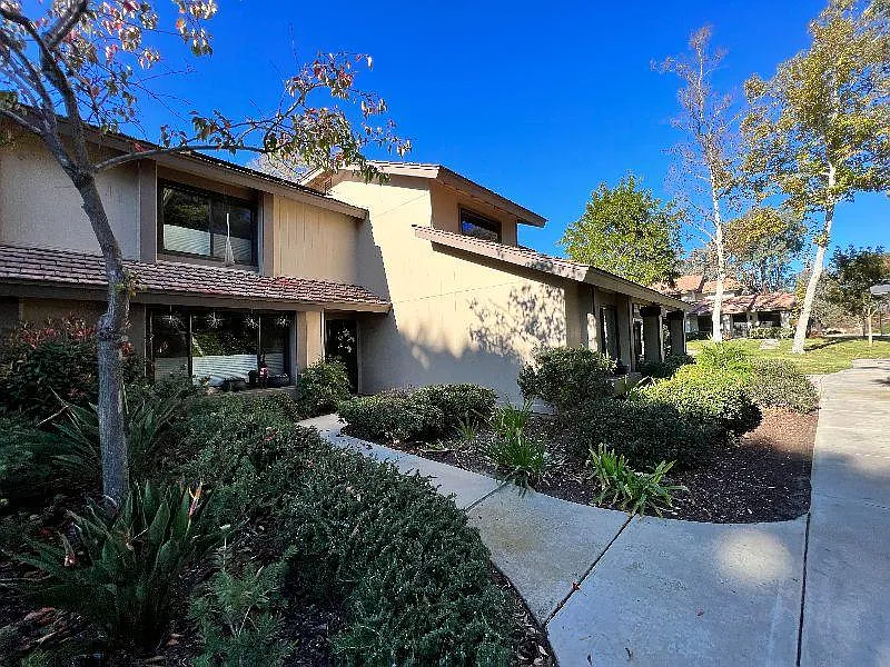 3 bed, 2.5 bath, 1584 sqft, $5,385 — Photo 3