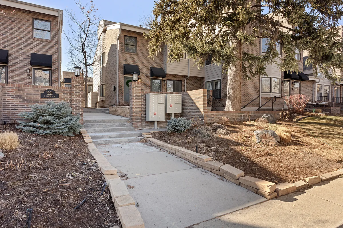 Photo 1 of 18 - 221 S Garfield St #108 - Denver, CO Primary Photo - 221 S Garfield St #108