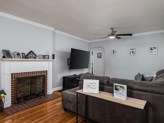 3rd image of 115 Lee Ct