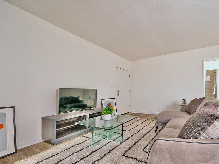 570 N Los Robles Ave — Photo 62