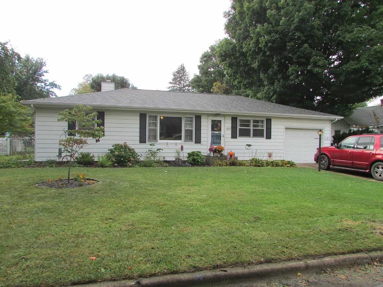 1008 Greenway St photo 1