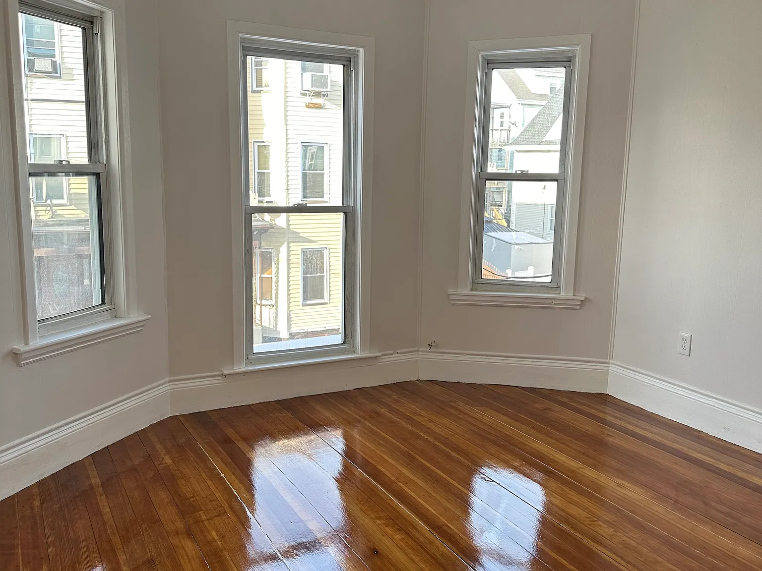 3 bed, $3,000 — Photo 2