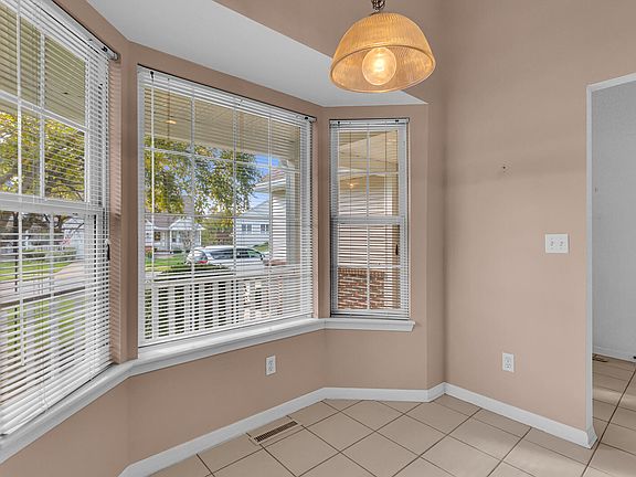 5th image of 850 E Barrington Cir