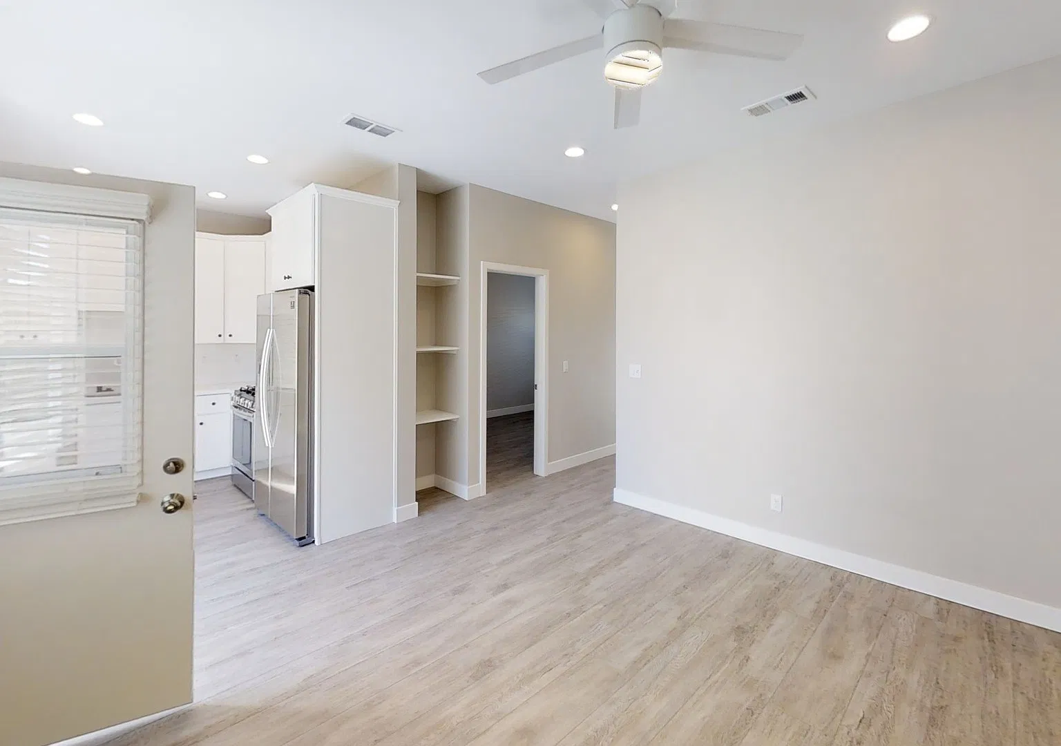 4BD/2BA, Private Yard! — Photo 4