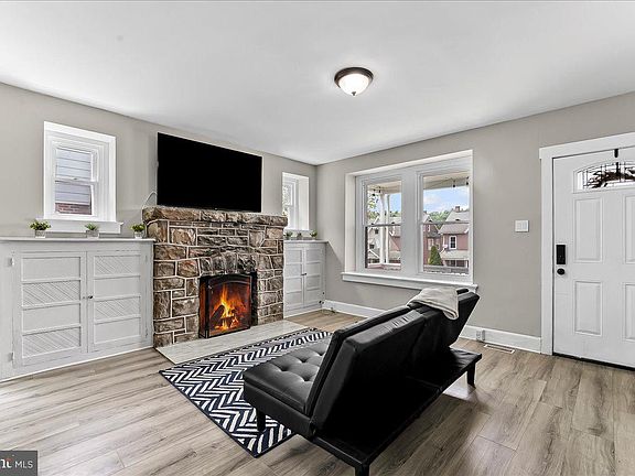 4th image of 992 Olive St