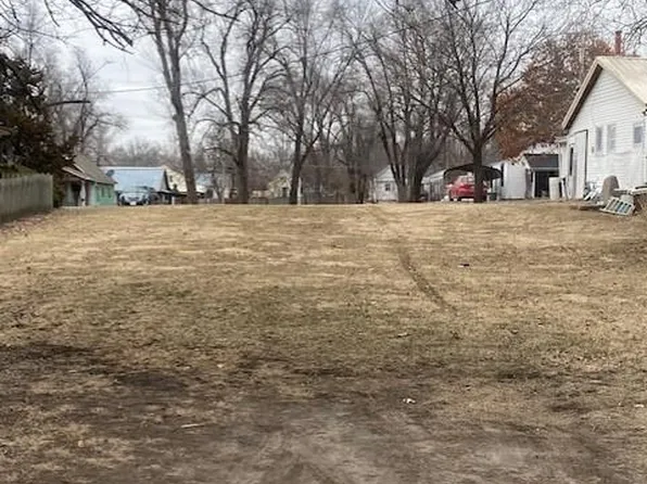 E Cornhill St, Cameron, MO 64429