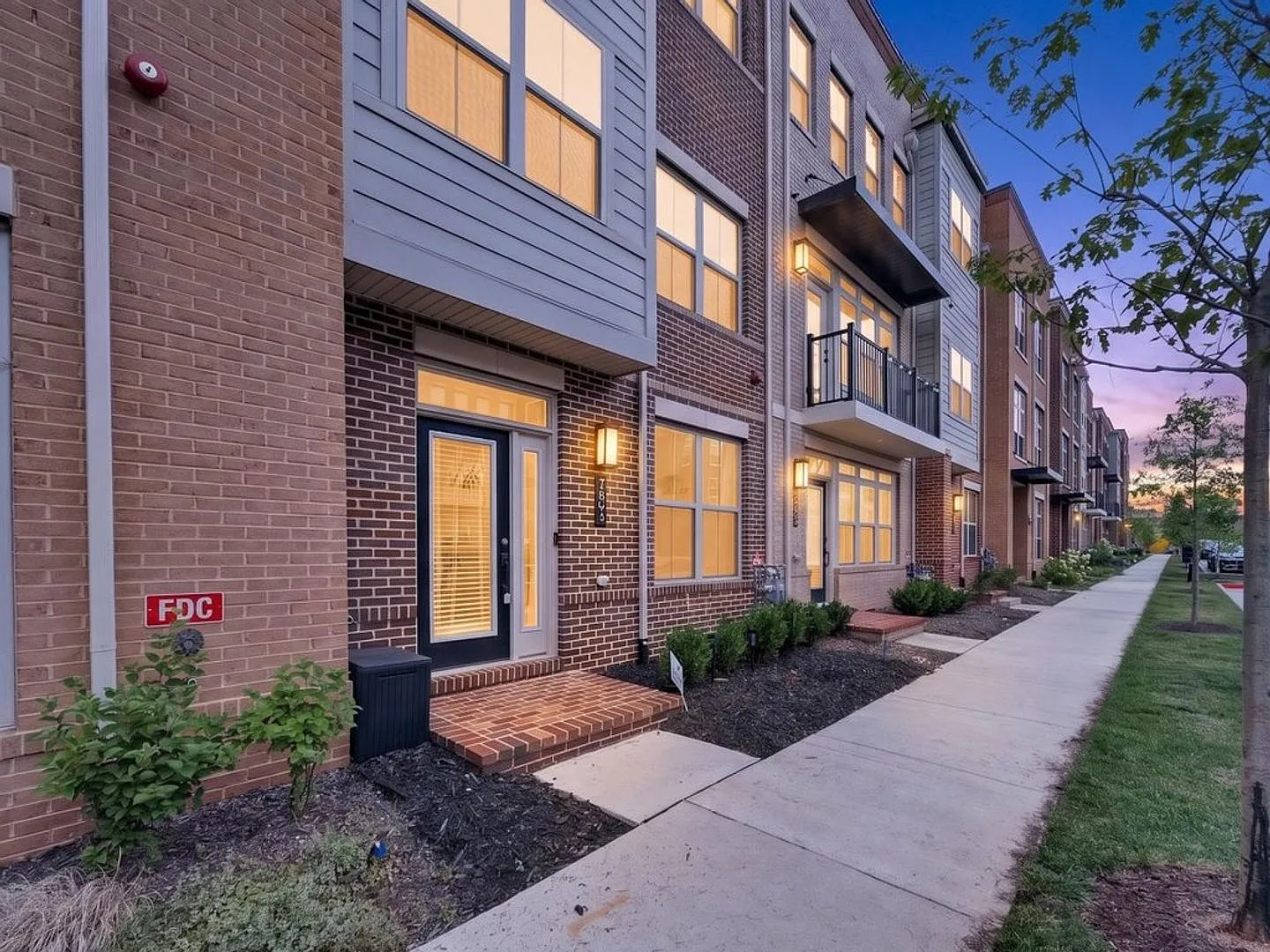 New Contempery Townouse in Boulevard VI Center — Photo 4