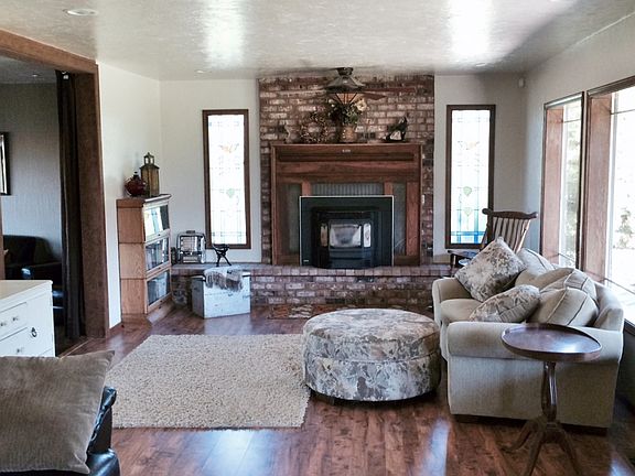 Beautiful living room w/laminate wood flooring & fireplace