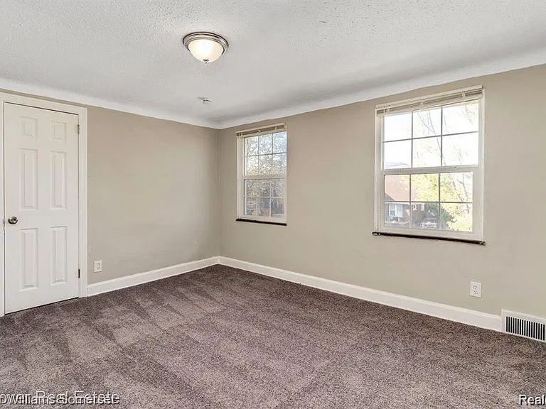 5574 Buckingham Ave — Photo 11