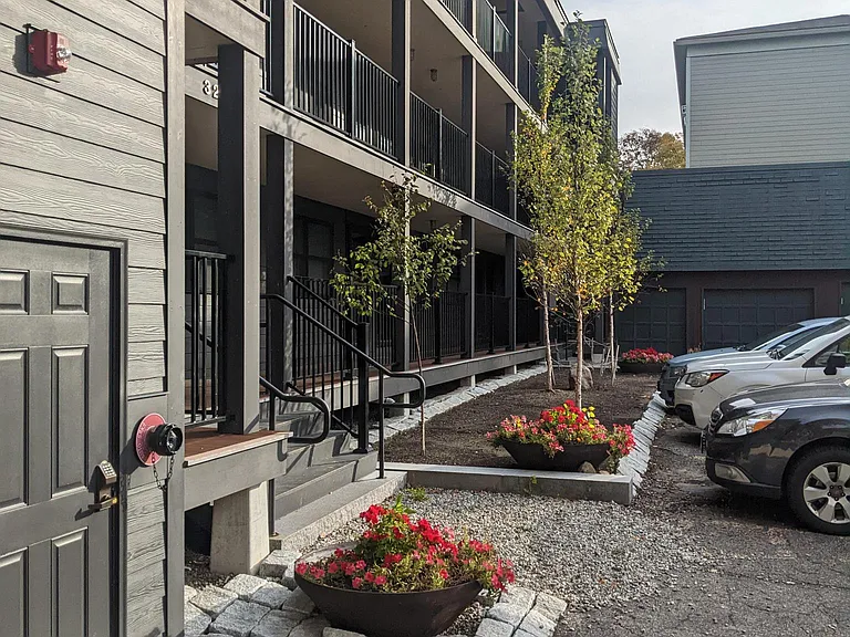 328 College St — Photo 8