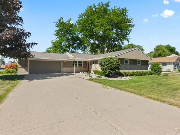 445 E Harvard STREET, Oconomowoc, WI 53066