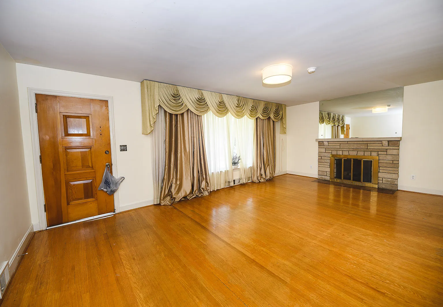 3 bed, 1.5 bath, 1800 sqft, $1,900 — Photo 3