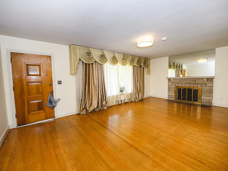 2709 Goldsmith Ln — Photo 3