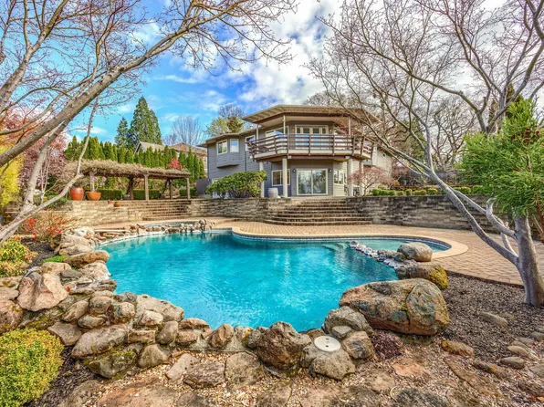 539 N Barneburg Rd, Medford, OR 97504