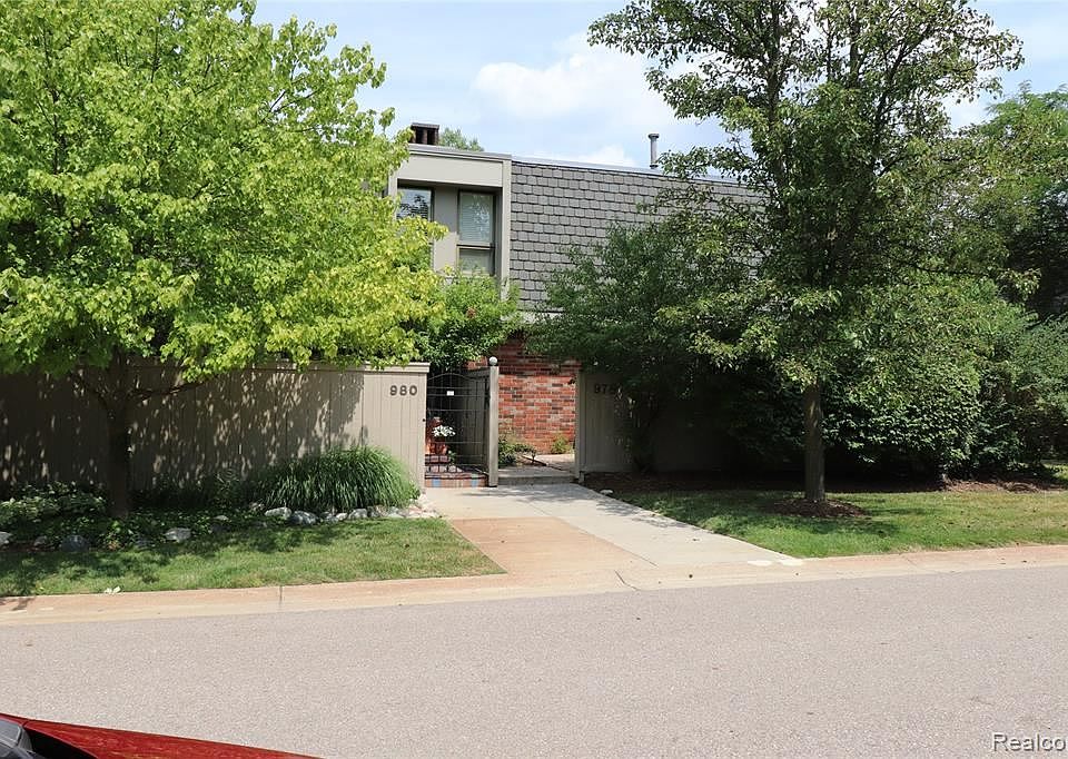 1st image of 978 Stratford Ln #1