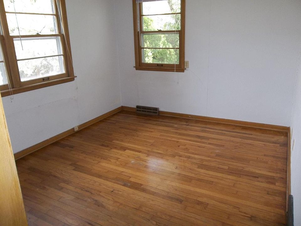 2nd image of 533 E 19th St #Upstairs