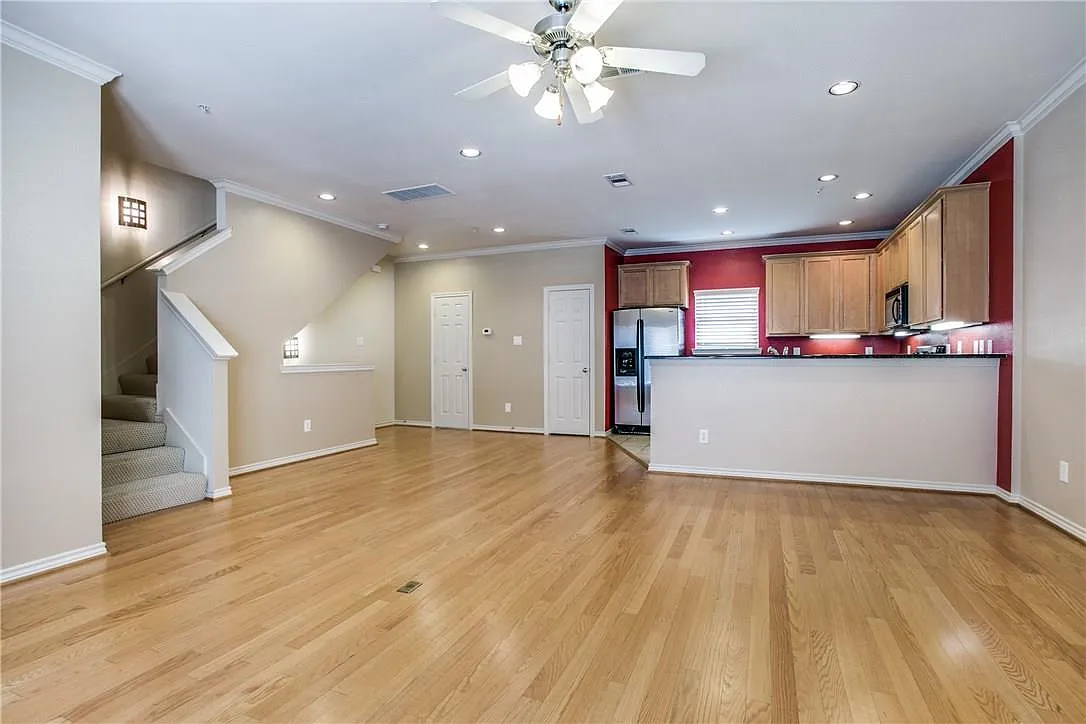 2415 Stutz Drive - D — Photo 3