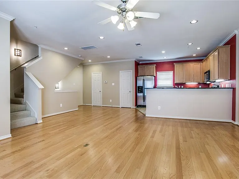 2415 Stutz Dr #D — Photo 3