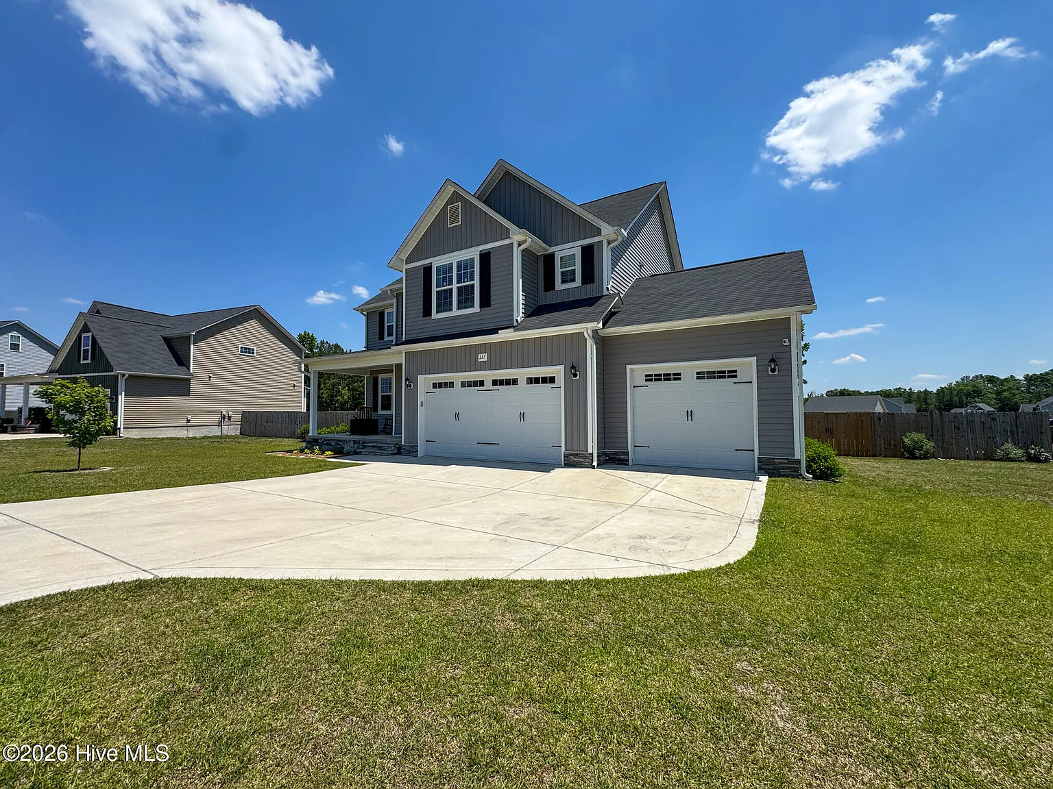 4 bed, 2.5 bath, 2480 sqft, $2,400 — Photo 2