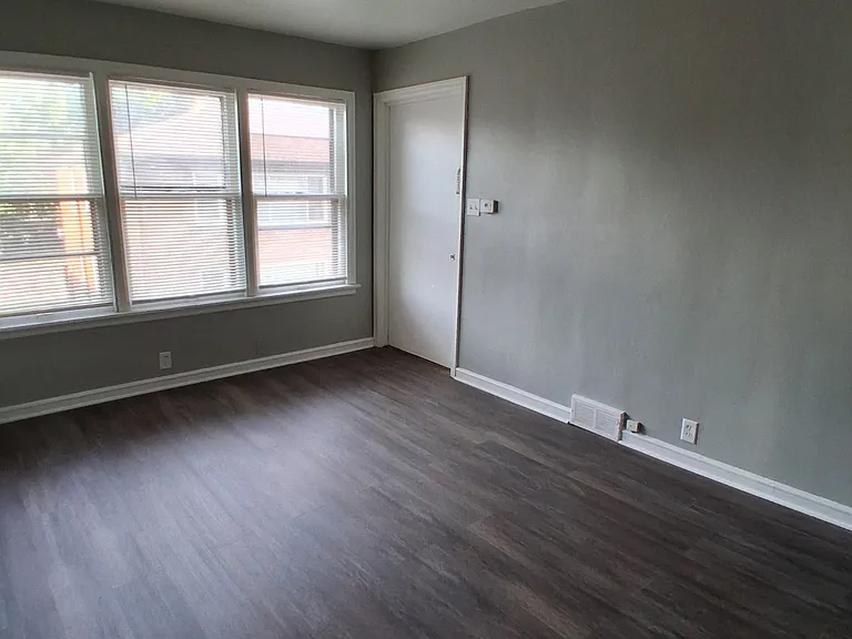 2605 W Victory Ln — Photo 2
