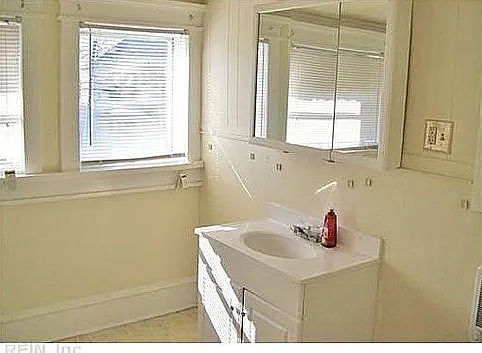 Large upstairs bathroom
