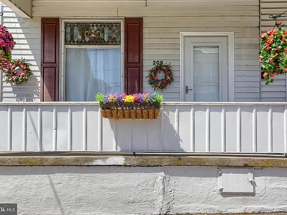 4th image of 208 East St