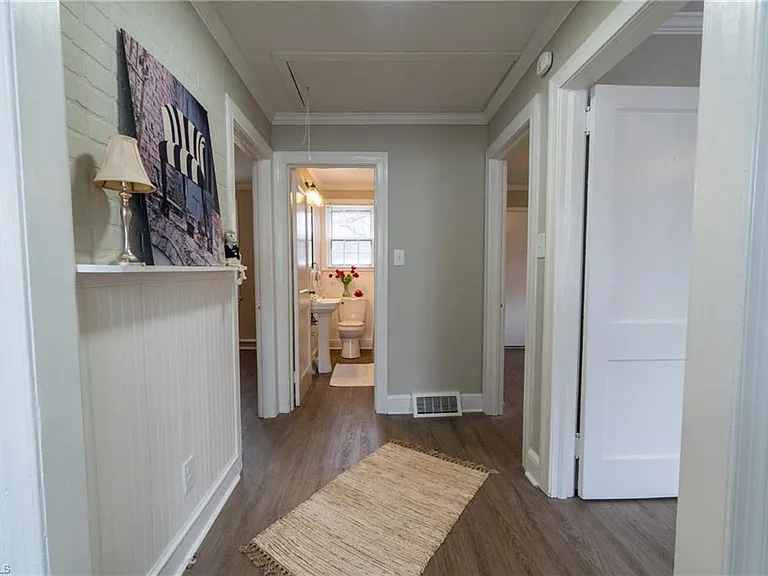 1005 McCormick St — Photo 8