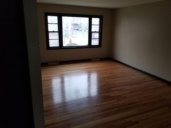 4th image of 218 Morris St #1