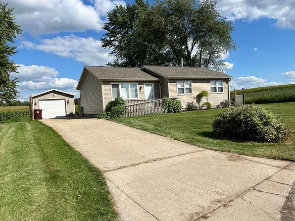 414 Woodrow St, Winnebago, IL 61088