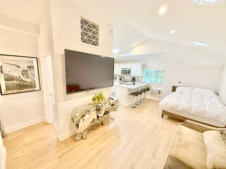 1340 Benedict Canyon Dr — Photo 6