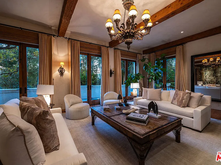 1550 Amalfi Dr — Photo 46