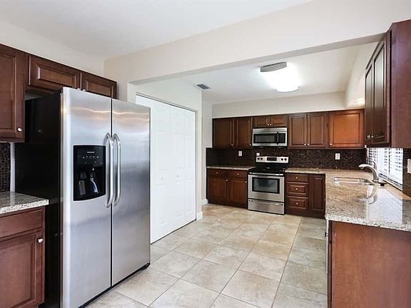 5th image of 17190 SW 84th Ave