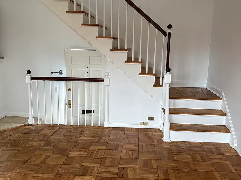 1917 N Quaker Ln — Photo 14