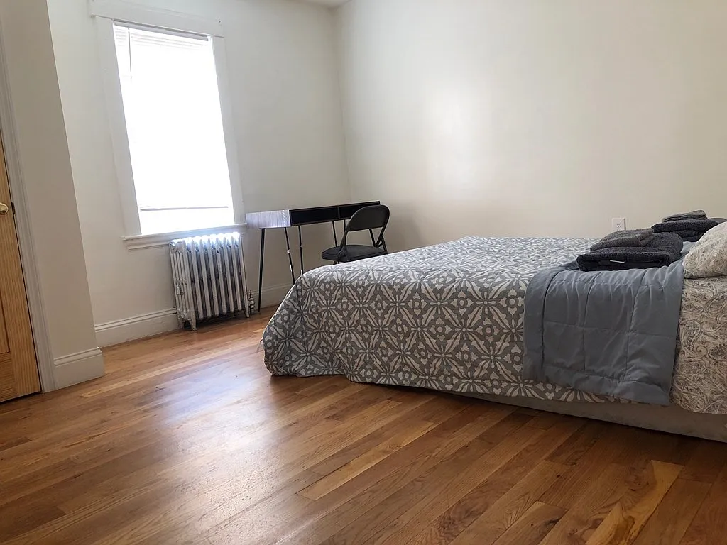 4 bed, 1100 sqft, $5,500 — Photo 2