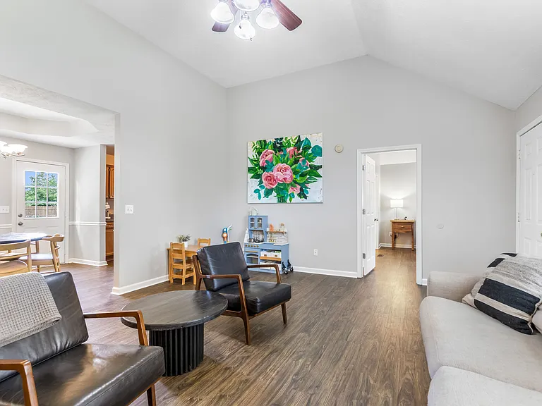 2423 Sawmill St — Photo 6