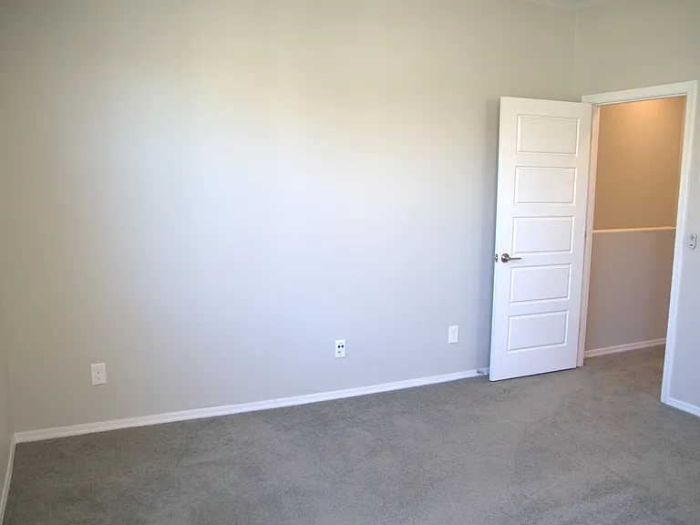 1676 E Hampton Ln — Photo 14