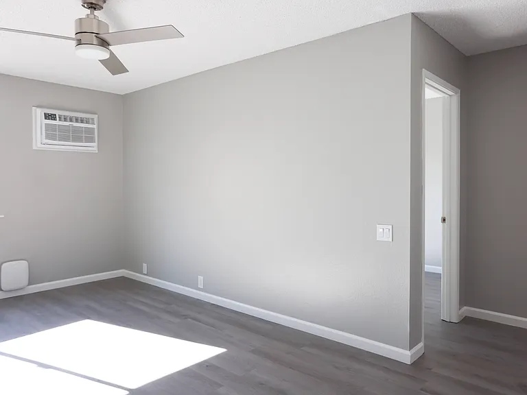 University Square Apartments — Photo 21