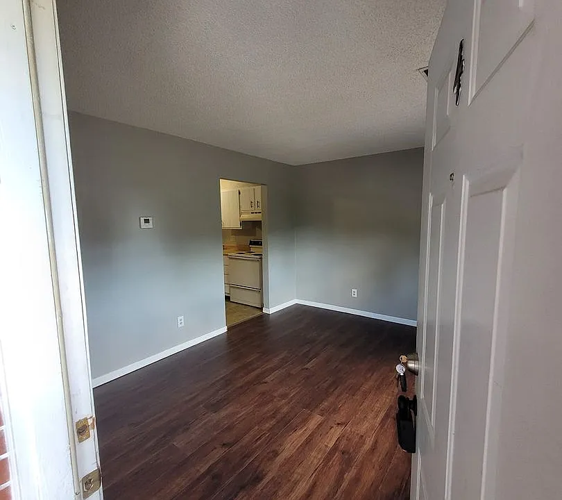Cross Creek Apartments