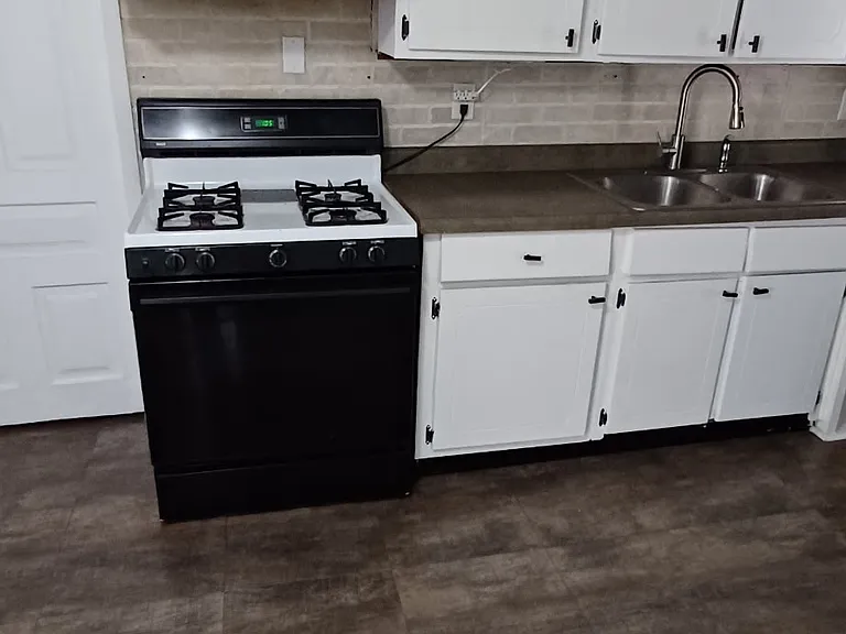 501 Clinton St — Photo 13