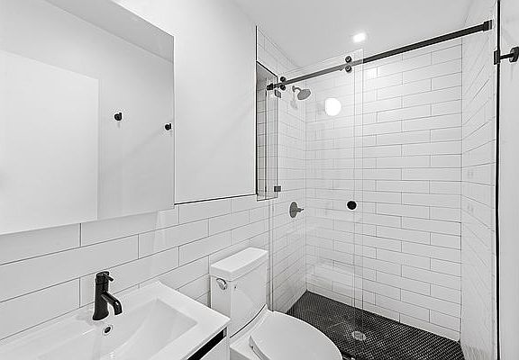 4th image of 321 20th St APT 2R