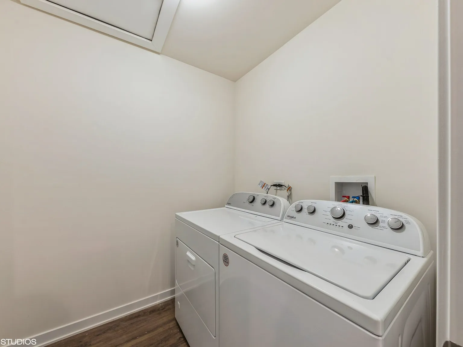 3 bed, 2.5 bath, 2900 sqft, $4,000 — Photo 2