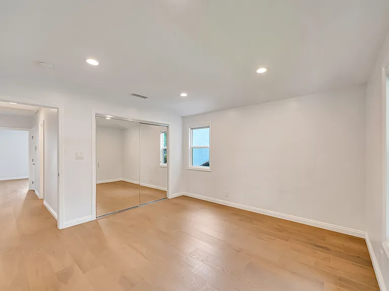 4833 Longridge Ave #1 — Photo 22