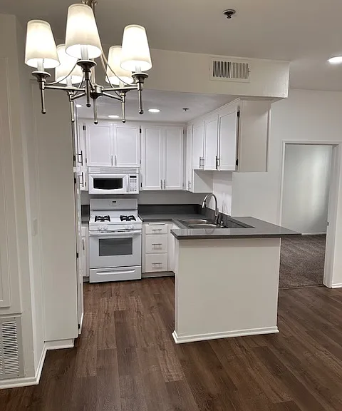 Brentwood Apartments — Photo 3