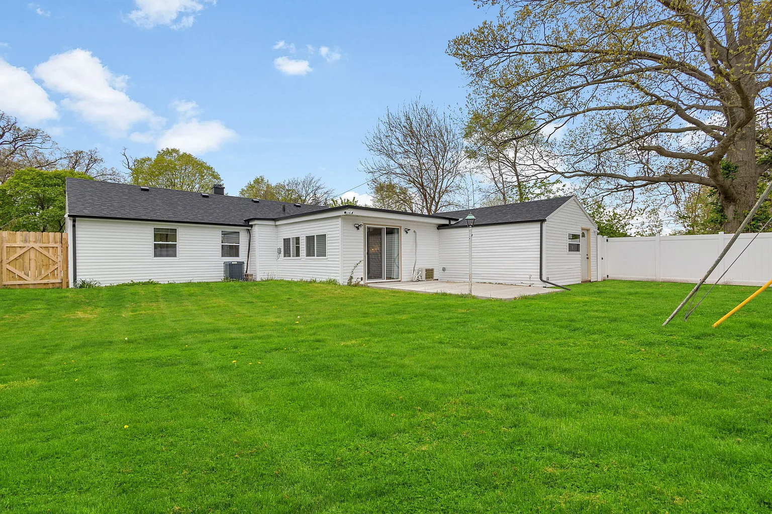 834 Woodcliff Dr photo 1