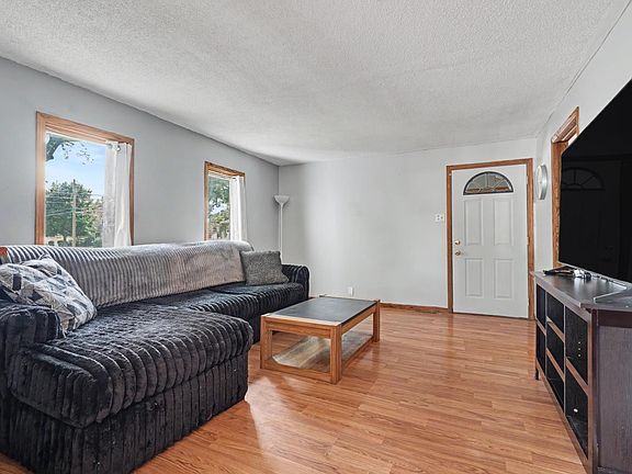 4th image of 302 8th Ave NE