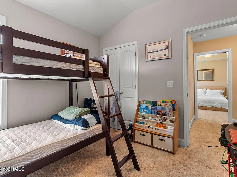 209 Admiral Ct — Photo 11
