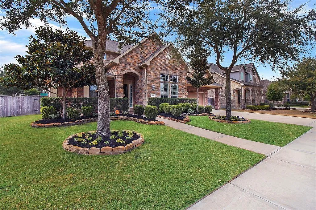 4 bed, 3.5 bath, 3865 sqft, $4,400 — Photo 1