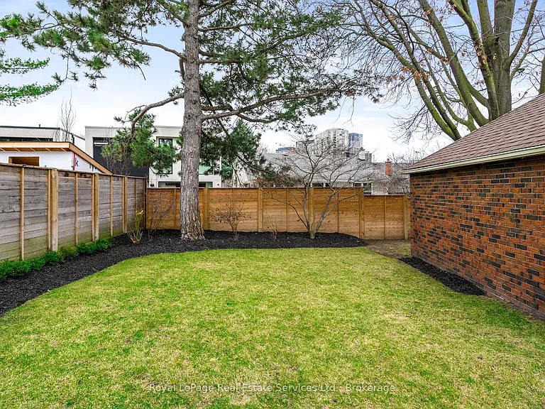 28 Thompson Ave — Photo 41