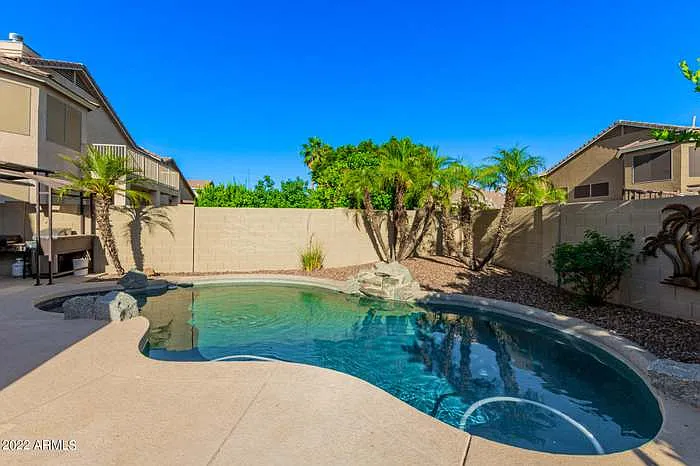 1015 E Irma Ln — Photo 4