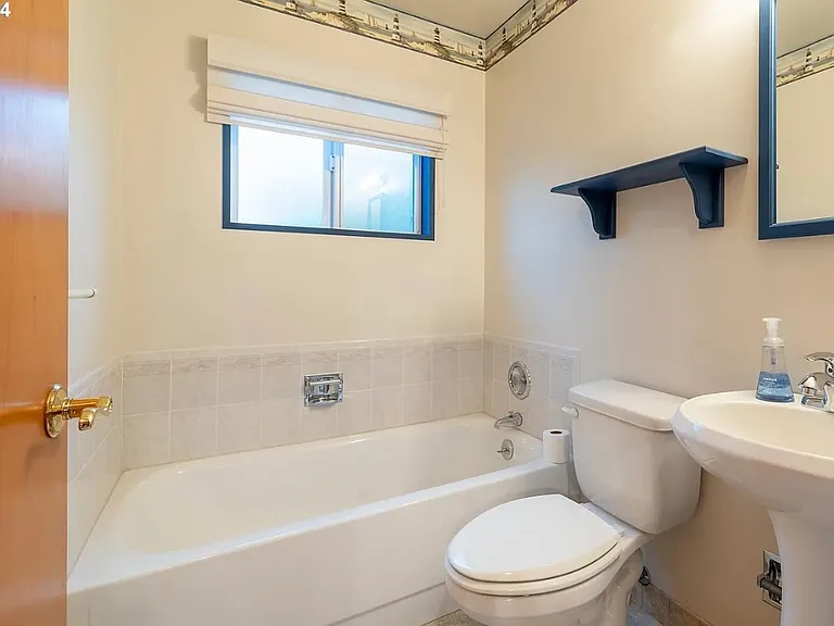 820 NW Cascade Ct #1 — Photo 9